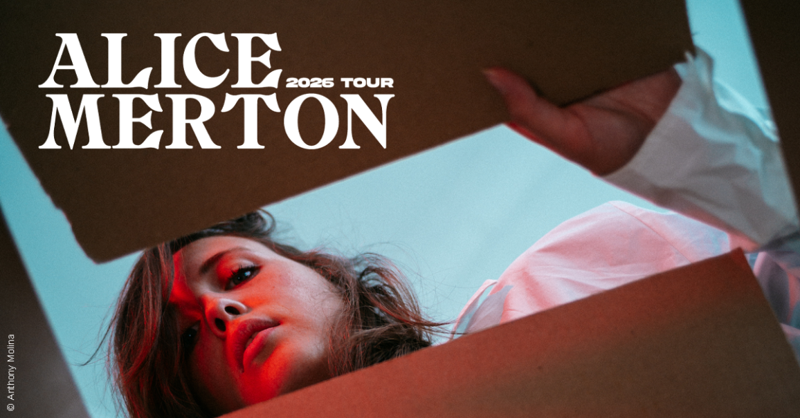 Eine Frau blickt durch einen Karton, w&auml;hrend der Text 'Alice Merton 2026 Tour' dar&uuml;ber steht. Die Szene ist in warmen Farben gehalten., &copy; links im Bild