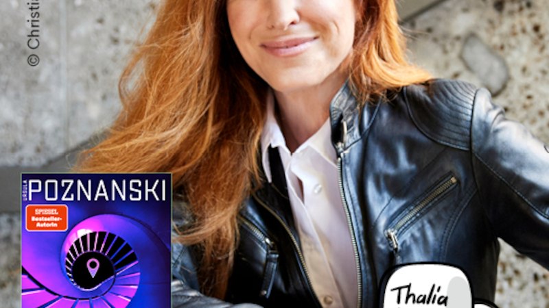 Frau mit roten Haaren in Lederjacke, lächelnd vor Betonwand. Buchcover von 'Das Signal' von Ursula Poznanski und 'Thalia LIVE'-Logo sichtbar., © Thalia Deutschland GmbH & Co. KG