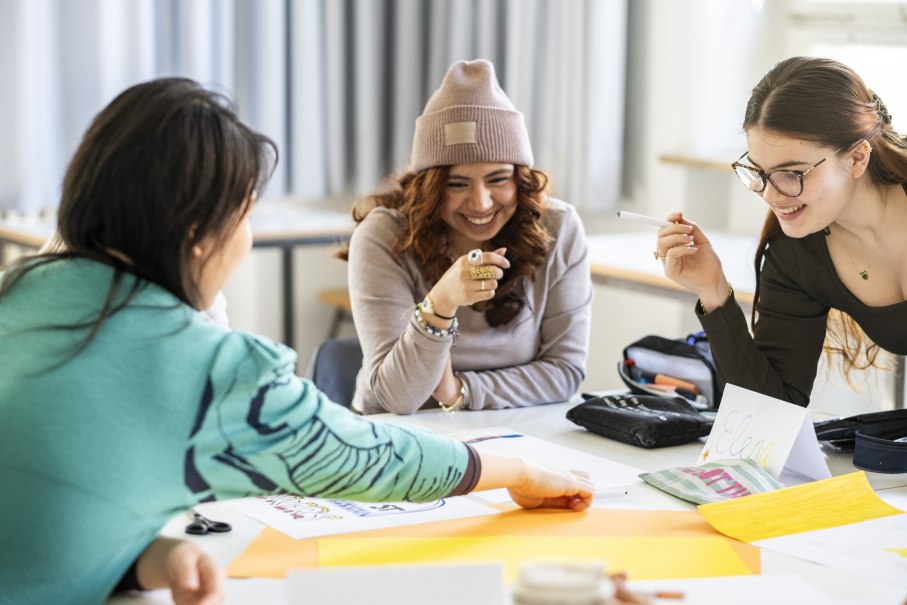In kleinen Gruppen beschäftigen sich Schüler*innen in der Campuswoche mit einem Projekt., © Merz Akademie