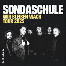 Schwarz-weißes Bild der Band Sondaschule mit Tourdaten "Wir Bleiben Wach" 2025. Sechs Bandmitglieder stehen nebeneinander., © links im Bild Schwarz-weißes Bild der Band Sondaschule mit Tourdaten "Wir Bleiben Wach" 2025. Sechs Bandmitglieder stehen nebeneinander., © links im Bild