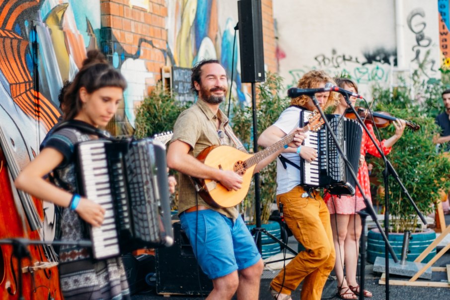 Live-Musik bringt die Urbanstraße zum Klingen, © Nico Frank