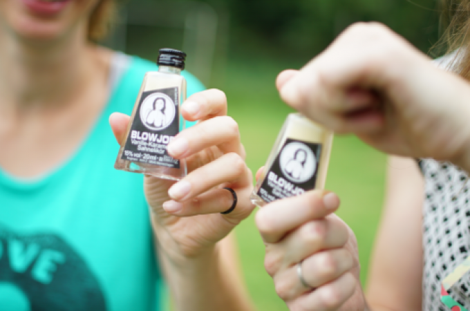 Zwei Personen halten kleine Flaschen mit der Aufschrift 'Blowjob' in der Hand. Sie stehen im Freien, m&ouml;glicherweise bei einer Veranstaltung., &copy; Cool-Tours StattReisen