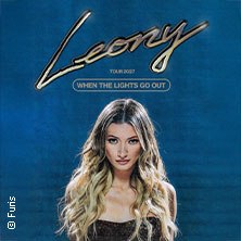 Plakat der Tour 2027 von Leony mit dem Titel 'When The Lights Go Out'. Im Hintergrund ein blauer Farbverlauf, im Vordergrund eine Frau mit langen Haaren., &copy; links im Bild