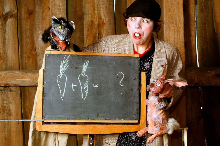 Ein kleiner Hase stellt sich dem gro&szlig;en Wolf., &copy; Dorftheater Siemitz