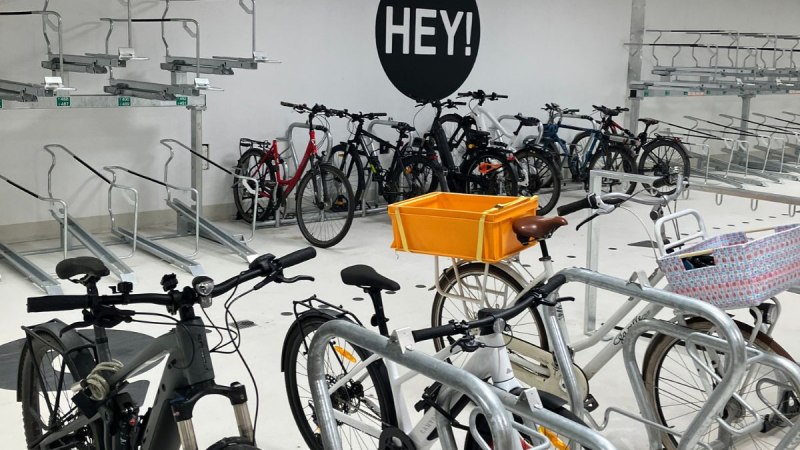 Fahrradparkhaus mit abgestellten Fahrrädern und einem "HEY!"-Schild an der Wand., © Stadt Esslingen am Neckar Fahrradparkhaus mit abgestellten Fahrrädern und einem "HEY!"-Schild an der Wand., © Stadt Esslingen am Neckar