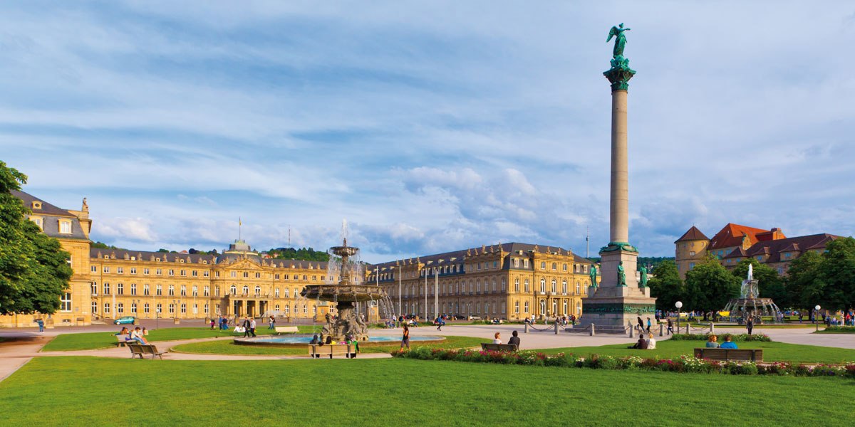 Der Schlossplatz in Stuttgart mit dem Neuen Schloss, der Jubiläumssäule und Brunnen. Menschen spazieren und entspannen auf dem grünen Platz., © SMG Der Schlossplatz in Stuttgart mit dem Neuen Schloss, der Jubiläumssäule und Brunnen. Menschen spazieren und entspannen auf dem grünen Platz., © SMG