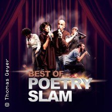 Plakat f&uuml;r 'Best of Poetry Slam' mit Performern auf der B&uuml;hne vor einem dunklen Vorhang., &copy; links im Bild