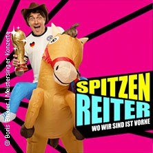 Ein Mann in Cowboyhut reitet auf einem aufblasbaren Pferd, hält einen Pokal. Pinker Hintergrund mit Text 'Spitzenreiter - Wo wir sind ist vorne'., © links im Bild