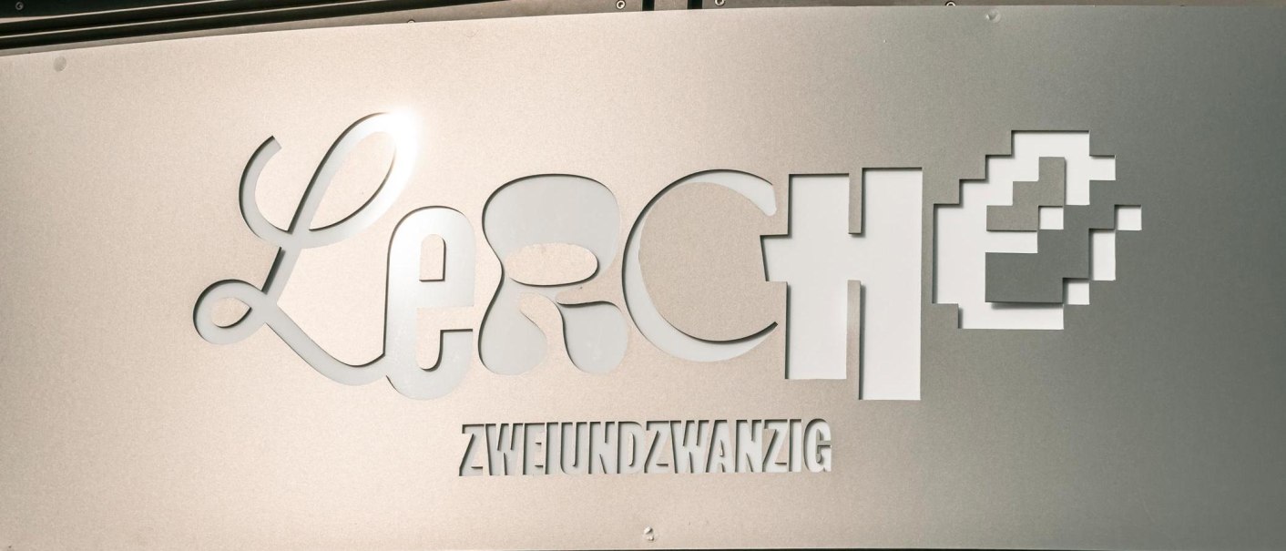 Metallschild mit ausgestanztem Schriftzug 'Lerche' und 'Zweiundzwanzig', stilvoll und modern gestaltet., &copy; SMG Stuttgart Marketing GmbH - Sarah Schmid