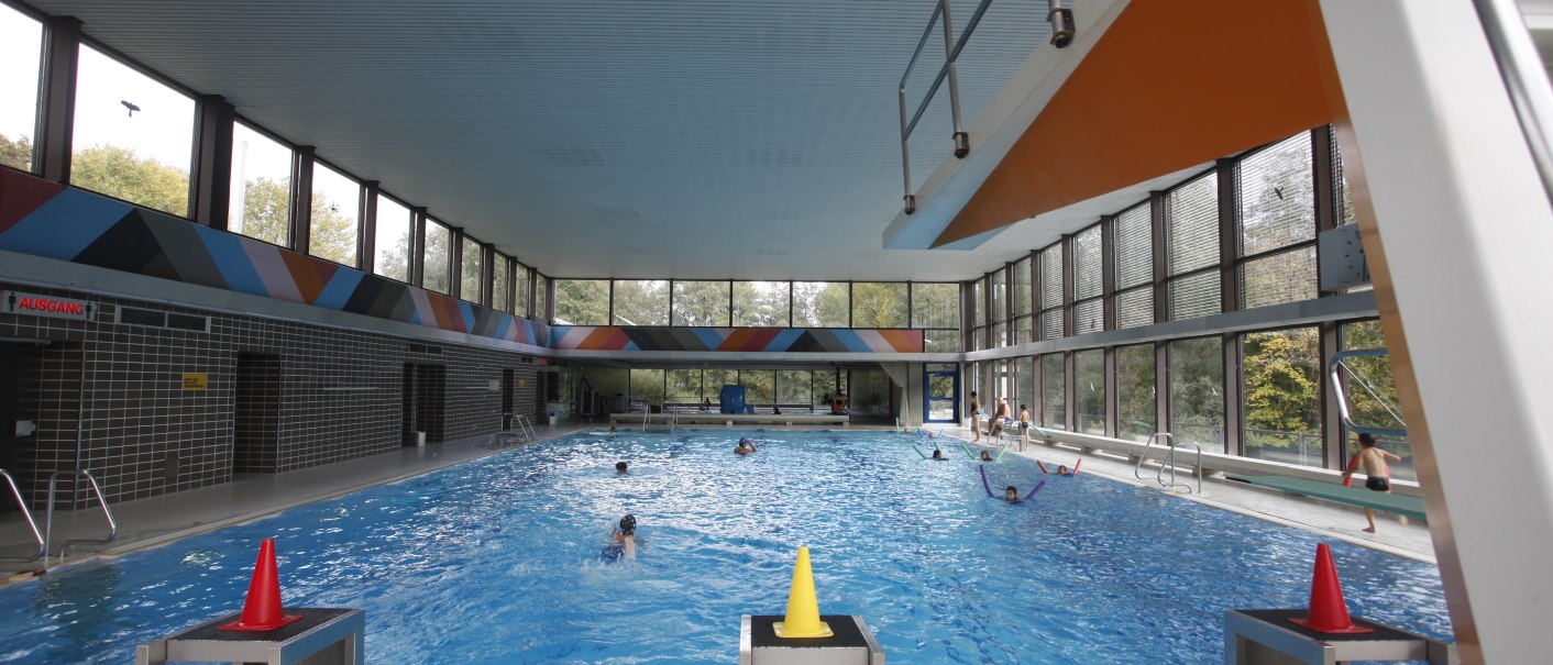 Swimming pool and diving platform in the Vaihingen indoor pool., © Stuttgarter Bäder