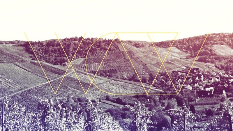 Weinberge erstrecken sich über Hügel, ein Dorf liegt im Hintergrund. Geometrische Linien überlagern das Bild, das in einem Sepia-Ton gehalten ist., © Weinbau Wieder