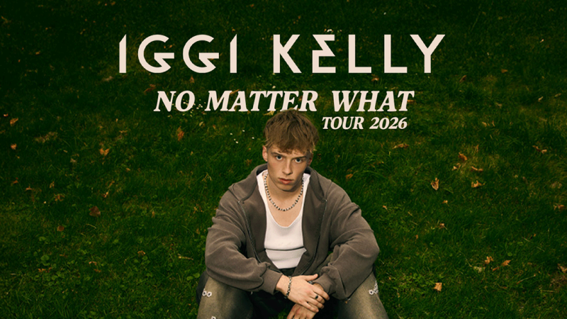 Ein junger Mann sitzt nachdenklich auf einer gr&uuml;nen Wiese. &Uuml;ber ihm steht der Text "Iggi Kelly - No Matter What Tour 2026"., &copy; links im Bild