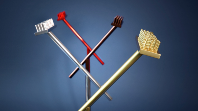 Drei stilisierte Besen in Silber, Rot und Gold stehen vor einem blauen Hintergrund. Die Besen sind künstlerisch angeordnet und wirken modern., © Sabine Haymann Drei stilisierte Besen in Silber, Rot und Gold stehen vor einem blauen Hintergrund. Die Besen sind künstlerisch angeordnet und wirken modern., © Sabine Haymann