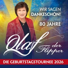 Olaf der Flipper in roter Jacke vor buntem Hintergrund. Text: "Wir sagen Dankeschön! 80 Jahre - Die Geburtstagstournee 2026"., © links im Bild Olaf der Flipper in roter Jacke vor buntem Hintergrund. Text: "Wir sagen Dankeschön! 80 Jahre - Die Geburtstagstournee 2026"., © links im Bild