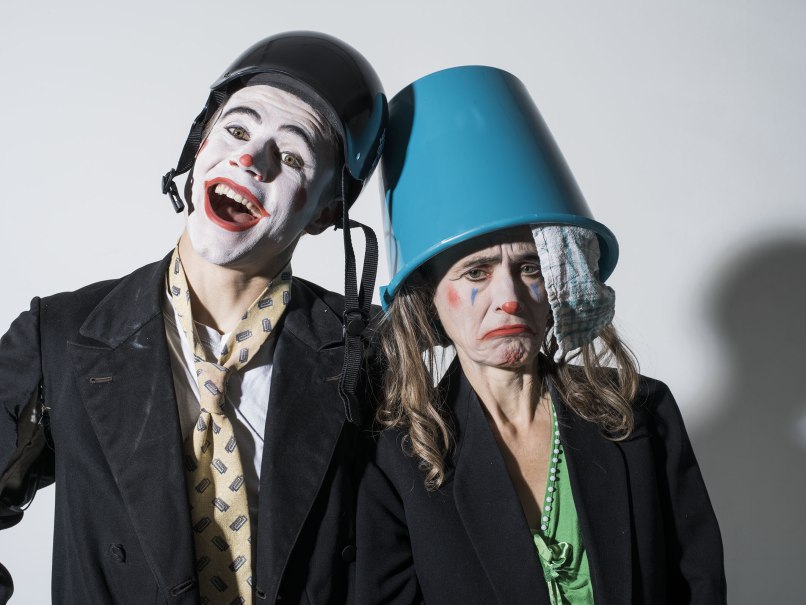 Zwei Clowns stehen Kopf, © Eliszi Böhm