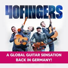 Vier Gitarristen der Band 40 FINGERS posieren mit Gitarren. Der Text k&uuml;ndigt ihre R&uuml;ckkehr nach Deutschland im Jahr 2027 an., &copy; links im Bild
