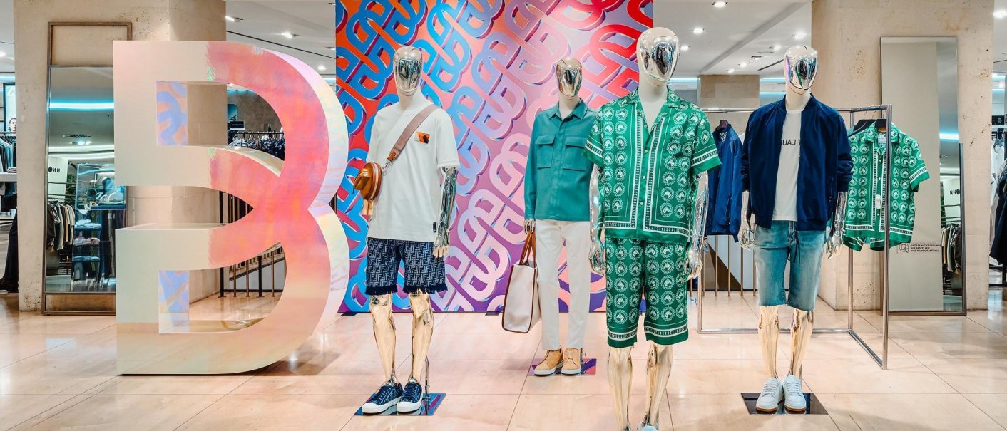 Schaufenster bei Breuninger Stuttgart mit vier Schaufensterpuppen in modischer Herrenbekleidung vor einem bunten Hintergrund., © Breuninger, Stuttgart