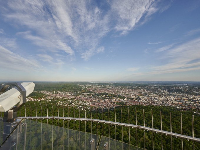 Panoramablick vom Fernsehturm Stuttgart auf die Stadt und grüne Wälder, mit einem Fernglas im Vordergrund und blauem Himmel., © SWR Media Services GmbH / Fernsehturm Stuttgart Panoramablick vom Fernsehturm Stuttgart auf die Stadt und grüne Wälder, mit einem Fernglas im Vordergrund und blauem Himmel., © SWR Media Services GmbH / Fernsehturm Stuttgart