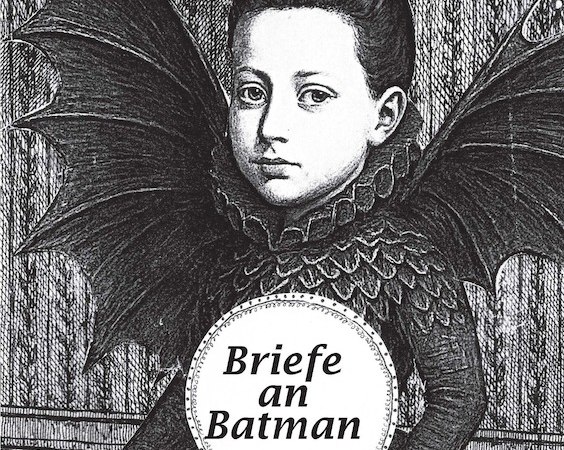 Ein Kind in viktorianischer Kleidung mit Fledermausflügeln, Titel 'Briefe an Batman' von Bea von Malchus., © Theaterhaus Stuttgart e.V. Ein Kind in viktorianischer Kleidung mit Fledermausflügeln, Titel 'Briefe an Batman' von Bea von Malchus., © Theaterhaus Stuttgart e.V.