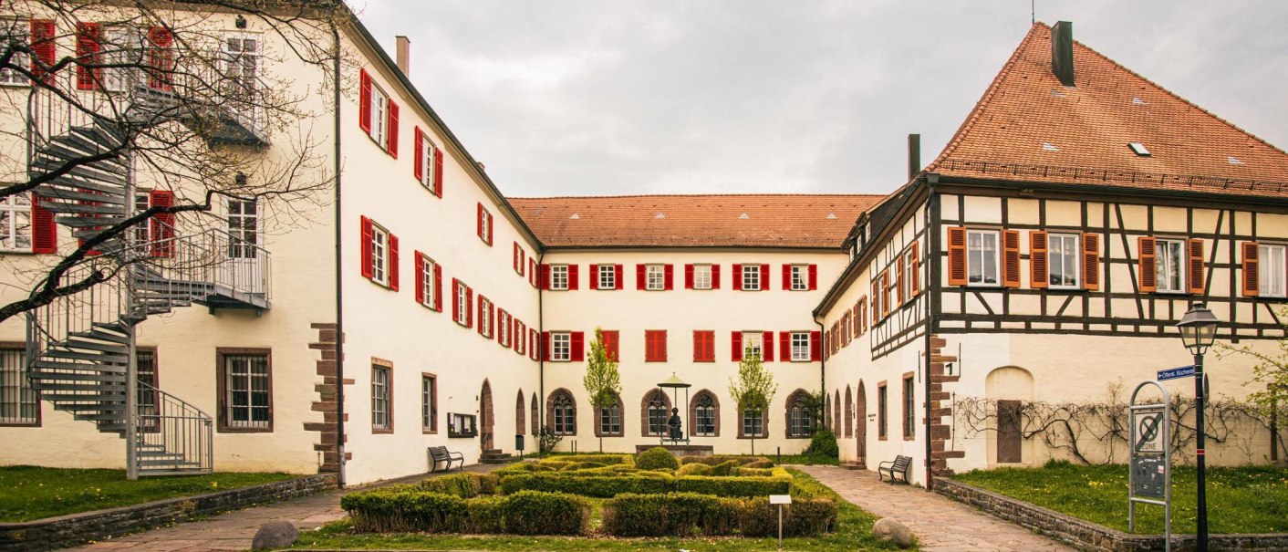 A historic half-timbered building in Weil der Stadt with red shutters and a well-tended garden in the foreground., © Stuttgart-Marketing GmbH, Sarah Schmid