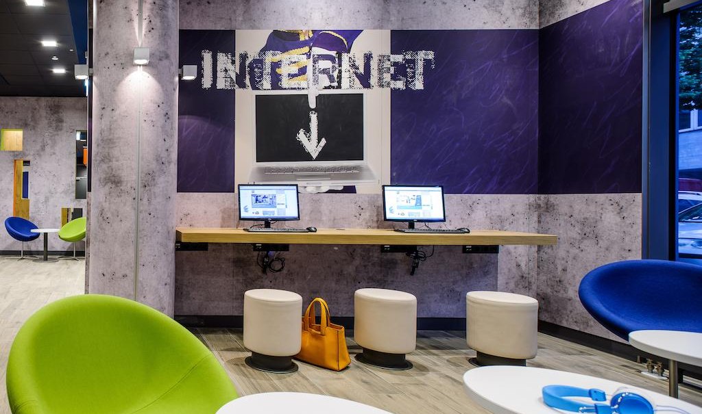 Modern room with computers, colorful chairs and "Internet" lettering on the wall. Inviting atmosphere with light wood and colorful accents., &copy; ibis budget Stuttgart City Nord
