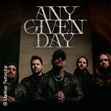 F&uuml;nf Bandmitglieder in dunkler Kleidung posieren vor einem Torbogen. Der Schriftzug 'Any Given Day' ist dar&uuml;ber zu sehen., &copy; links im Bild