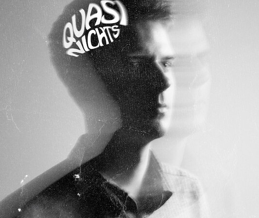 Schwarz-wei&szlig; Portr&auml;t eines Mannes mit Doppelbelichtungseffekt. Der Schriftzug 'Quasi Nichts' ist &uuml;ber seinem Kopf platziert., &copy; Rosenau Kultur e.V.