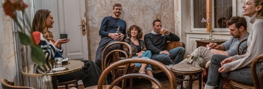 A group of six people sit in a cozy room with rustic furnishings and have a relaxed conversation., © SMG Stuttgart Marketing GmbH A group of six people sit in a cozy room with rustic furnishings and have a relaxed conversation., © SMG Stuttgart Marketing GmbH