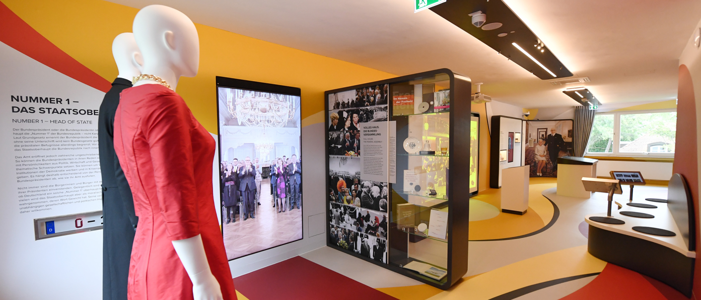 Innenansicht des Theodor-Heuss-Hauses in Stuttgart mit Ausstellungsstücken, Mannequins und Informationstafeln zur Geschichte des Bundespräsidentenamts., © Stiftung Bundespräsident Theodor-Heuss-Haus / Franziska Kraufmann
