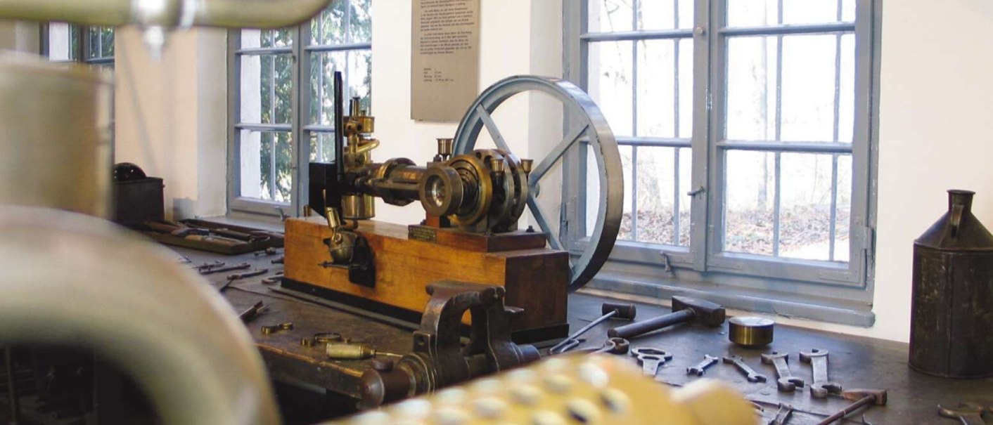 Innenansicht einer historischen Werkstatt mit Maschinen und Werkzeugen in der Gottlieb-Daimler-Gedächtnisstätte, Stuttgart., © Stuttgart-Marketing GmbH