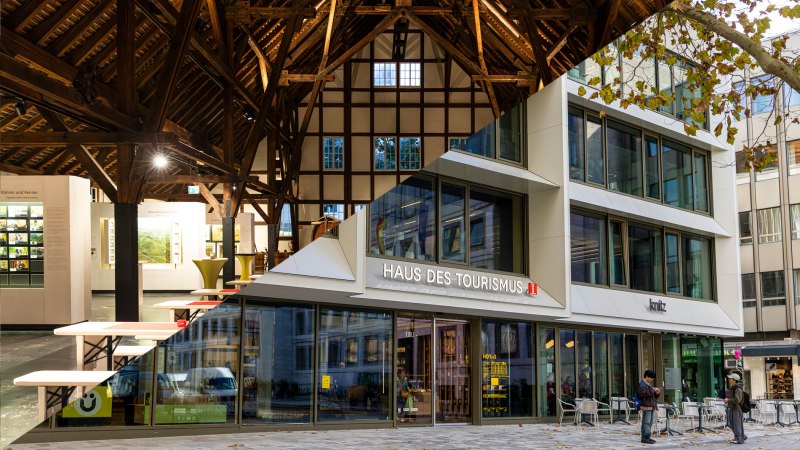Collage eines historischen Fachwerkgebäudes und eines modernen Bürogebäudes mit dem Schriftzug 'Haus des Tourismus'., © Stuttgart-Marketing GmbH Collage eines historischen Fachwerkgebäudes und eines modernen Bürogebäudes mit dem Schriftzug 'Haus des Tourismus'., © Stuttgart-Marketing GmbH