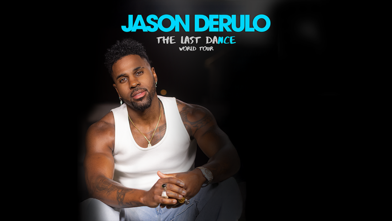 Ein Mann in einem wei&szlig;en Tanktop sitzt vor einem schwarzen Hintergrund. Oben steht in blauer Schrift 'Jason Derulo The Last Dance World Tour'., &copy; links im Bild
