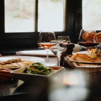 Zwei Personen genießen ein Essen in einem Restaurant. Auf dem Tisch stehen Wein, Brot und Salat. Die Atmosphäre wirkt gemütlich und elegant., © Stuttgart-Marketing GmbH, Alwin Maigler Zwei Personen genießen ein Essen in einem Restaurant. Auf dem Tisch stehen Wein, Brot und Salat. Die Atmosphäre wirkt gemütlich und elegant., © Stuttgart-Marketing GmbH, Alwin Maigler