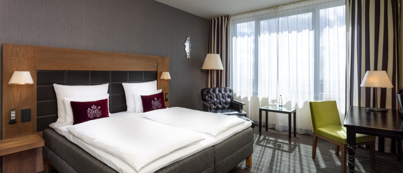 Modernes Hotelzimmer mit zwei Einzelbetten, Sessel, Schreibtisch und großen Fenstern mit Vorhängen., © Mövenpick Hotel Stuttgart Airport Modernes Hotelzimmer mit zwei Einzelbetten, Sessel, Schreibtisch und großen Fenstern mit Vorhängen., © Mövenpick Hotel Stuttgart Airport
