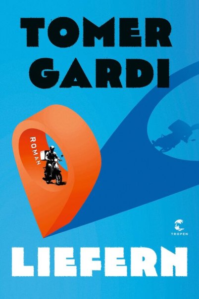 Buchcover von 'Liefern' von Tomer Gardi. Ein stilisierter Lieferfahrer auf einem Motorrad in einem orangen Kartensymbol vor blauem Hintergrund., © Literaturhaus Stuttgart Buchcover von 'Liefern' von Tomer Gardi. Ein stilisierter Lieferfahrer auf einem Motorrad in einem orangen Kartensymbol vor blauem Hintergrund., © Literaturhaus Stuttgart
