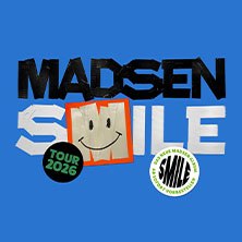 Grafik mit dem Schriftzug 'Madsen Smile Tour 2026' auf blauem Hintergrund. Ein Smiley und zwei runde Sticker sind ebenfalls zu sehen., &copy; links im Bild