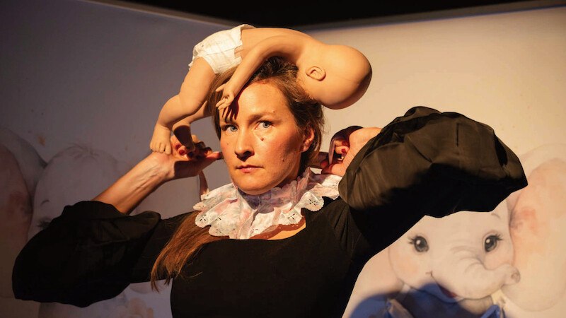 Nahaufnahme von Armen, die in blauen, texturierten Stoffen eingewickelt sind. Die Szene wirkt beruhigend und modern., © FITZ Das Theater animierter Formen Nahaufnahme von Armen, die in blauen, texturierten Stoffen eingewickelt sind. Die Szene wirkt beruhigend und modern., © FITZ Das Theater animierter Formen