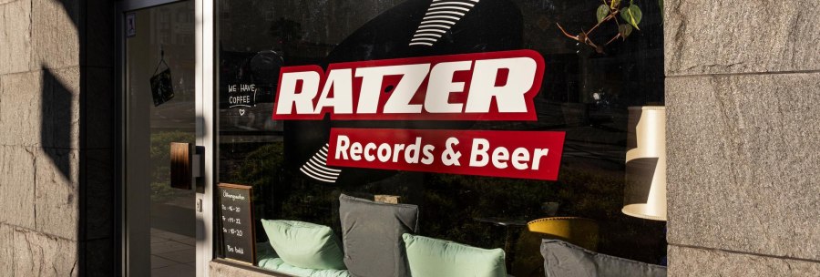 Schaufenster mit großem Aufkleber "Ratzer Records & Beer"., © SMG, Sarah Schmid Schaufenster mit großem Aufkleber "Ratzer Records & Beer"., © SMG, Sarah Schmid