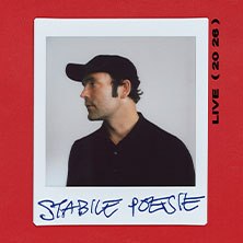 Ein Polaroid-Foto zeigt einen Mann mit schwarzer Kappe vor einem roten Hintergrund. Das Bild ist mit 'Stabile Poesie' und 'LIVE (2026)' beschriftet., &copy; links im Bild