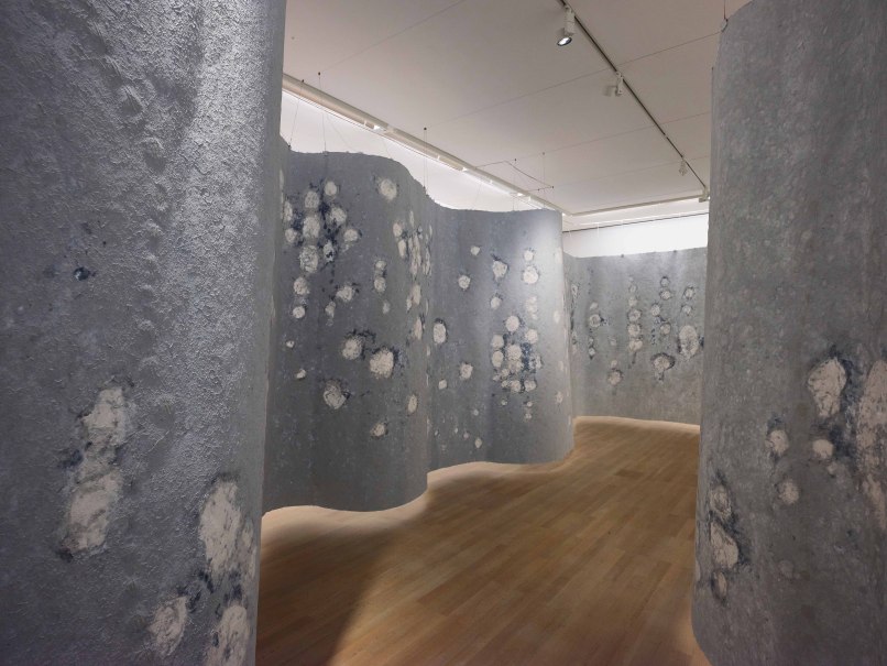 Graue, strukturierte Wände mit weißen Flecken in einem Ausstellungsraum der Staatsgalerie Stuttgart., © © VG Bild-Kunst, Bonn 2025, Foto: Clemens Schneider Graue, strukturierte Wände mit weißen Flecken in einem Ausstellungsraum der Staatsgalerie Stuttgart., © © VG Bild-Kunst, Bonn 2025, Foto: Clemens Schneider