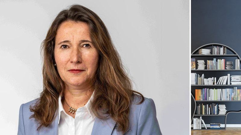 Eine Frau in einem blauen Blazer vor einem neutralen Hintergrund. Daneben ein Bücherregal in Form eines Kopfes, gefüllt mit Büchern., © Dominik Drasdow, Linden-Museum Stuttgart Eine Frau in einem blauen Blazer vor einem neutralen Hintergrund. Daneben ein Bücherregal in Form eines Kopfes, gefüllt mit Büchern., © Dominik Drasdow, Linden-Museum Stuttgart