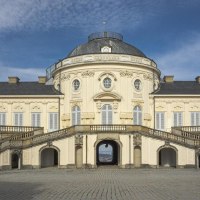 Schloss Solitude mit symmetrischen Treppen, klassizistischer Architektur und blauem Himmel im Hintergrund., © Stuttgart-Marketing GmbH, Sarah Schmid Schloss Solitude mit symmetrischen Treppen, klassizistischer Architektur und blauem Himmel im Hintergrund., © Stuttgart-Marketing GmbH, Sarah Schmid