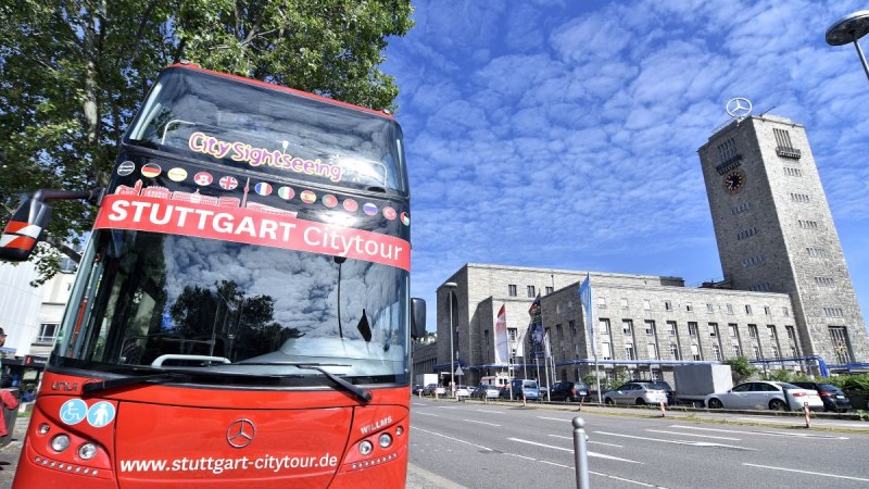 Roter Doppeldeckerbus der Stuttgart Citytour vor dem Hauptbahnhof Stuttgart mit Uhrturm und Mercedes-Stern., © Stuttgart-Marketing GmbH, Pierre Polak