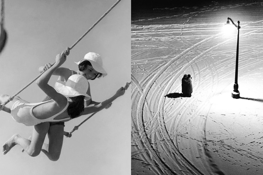 Links schaukeln zwei Kinder mit H&uuml;ten, rechts umarmt sich ein Paar unter einer Stra&szlig;enlaterne im Schnee. Beide Szenen sind in Schwarz-Wei&szlig;., &copy; Fred Stein