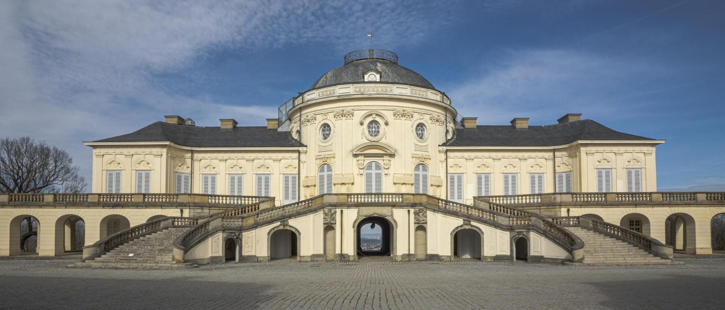 Solitude Palace with symmetrical staircases, classical architecture and blue sky in the background., © Stuttgart-Marketing GmbH, Sarah Schmid Solitude Palace with symmetrical staircases, classical architecture and blue sky in the background., © Stuttgart-Marketing GmbH, Sarah Schmid