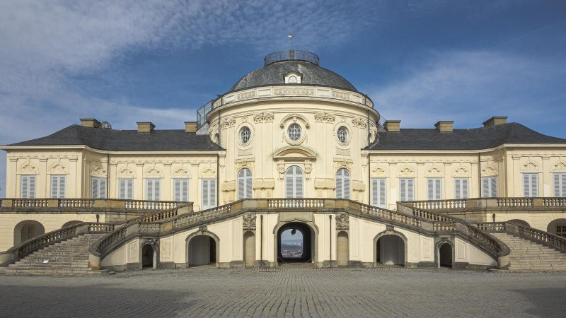 Solitude Palace with symmetrical staircases, classical architecture and blue sky in the background., © Stuttgart-Marketing GmbH, Sarah Schmid Solitude Palace with symmetrical staircases, classical architecture and blue sky in the background., © Stuttgart-Marketing GmbH, Sarah Schmid