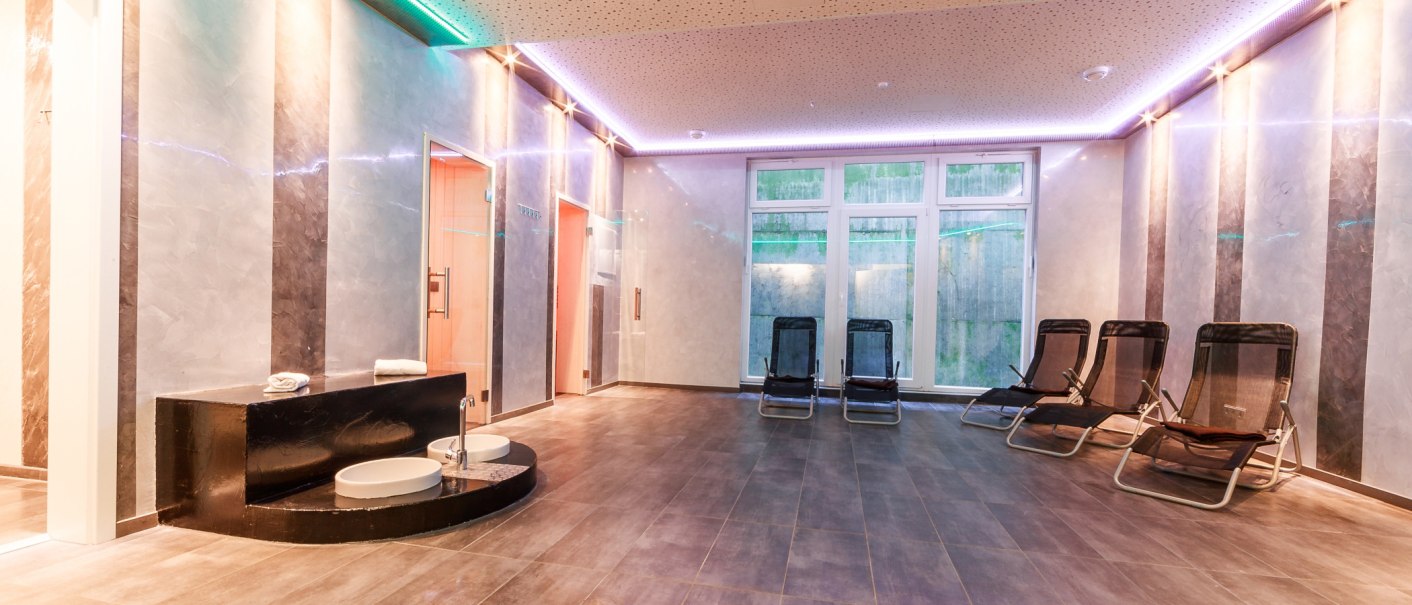 Modern wellness area with loungers, foot basin and soft lighting. Relaxing atmosphere with large windows., © PLAZA Hotelgroup GmbH