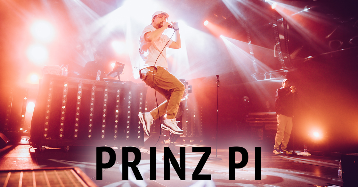 Zwei Musiker performen auf einer B&uuml;hne mit beeindruckenden Lichteffekten. Der Schriftzug 'Prinz Pi' ist im Vordergrund zu sehen., &copy; links im Bild