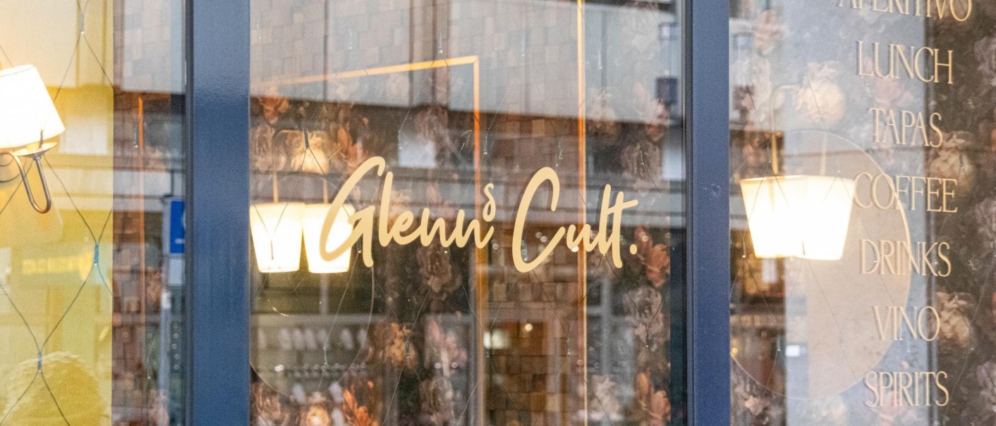 Window of a caf&eacute; with the lettering 'Glenn's Cult' and offers such as Aperitivo, Lunch, Tapas, Coffee, Drinks, Vino, Spirits., &copy; SMG, Sarah Schmid