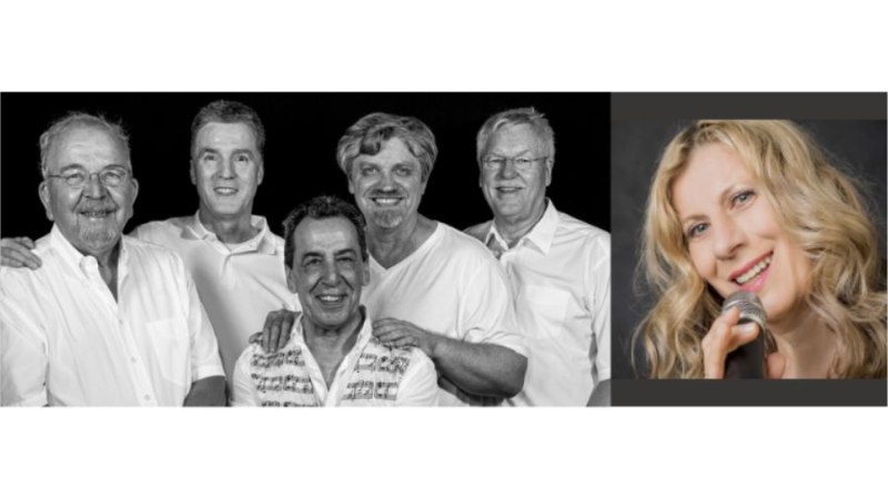 Fünf Männer in weißen Hemden lächeln in die Kamera. Rechts daneben eine Frau mit Mikrofon, ebenfalls lächelnd., © Fotocredit Theater La Lune Stuttgart Fünf Männer in weißen Hemden lächeln in die Kamera. Rechts daneben eine Frau mit Mikrofon, ebenfalls lächelnd., © Fotocredit Theater La Lune Stuttgart